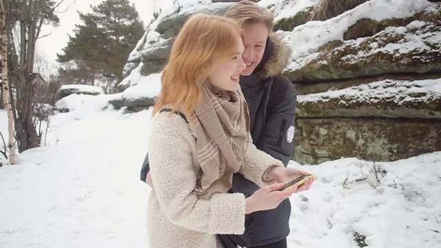 young couple is photographed in winter at the rocks