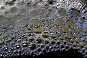 Schaumbläschen auf dem Wasser