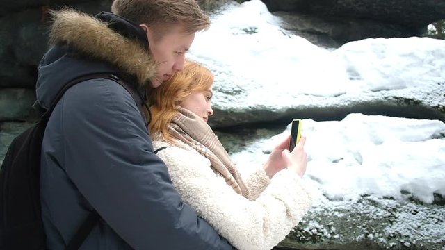 young couple is photographed in winter at the rocks