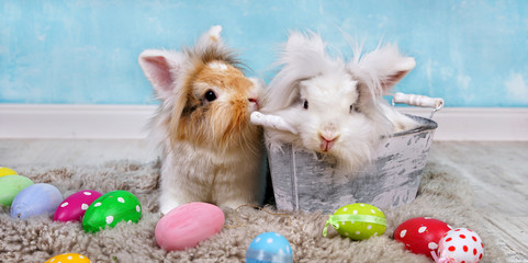 Ostern mit Osterhasen und Ostereiern