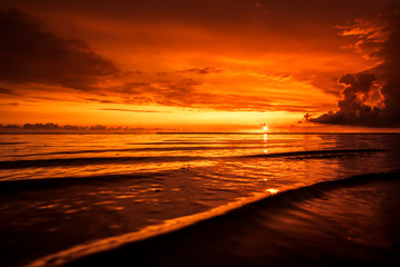 Roter Sonnenuntergang am Meer in Dänemark