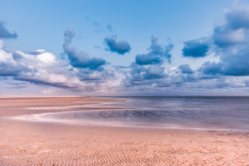 Sandstrand am Meer in einer menschenleeren Bucht