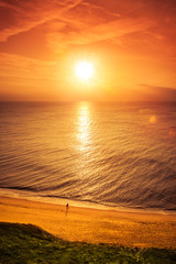 Roter Sonnenuntergang am Meer