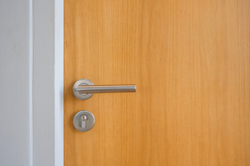 Naklejka premium Modern stainless door knob handles lock with wooden door interior building decoration