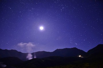 Fototapeta premium 月夜の北アルプス 立山連峰