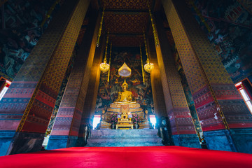 Obraz premium Buddha statue in Arun Temple in Bangkok, Thailand
