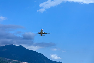 Obraz na płótnie Canvas airplane in the blue sky