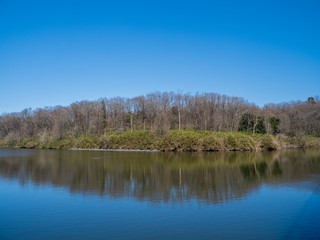 Fototapeta na wymiar 青空と湖の風景