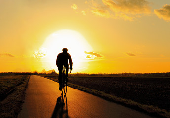 Rennradfahren bei Sonnenuntergang