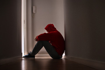 Adolescente con depresión sentado solo - obrazy, fototapety, plakaty