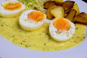 Senfeier mit Bratkartoffeln