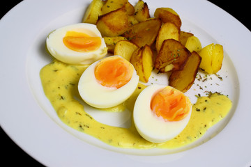 Senfeier mit Bratkartoffeln