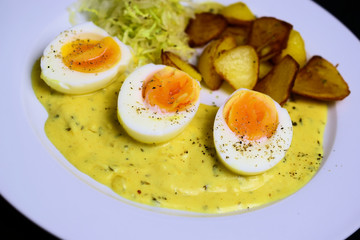Senfeier mit Bratkartoffeln