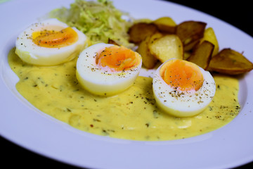 Senfeier mit Bratkartoffeln