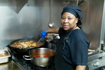coronavirus.hospital cook cooking for hospitalized patients