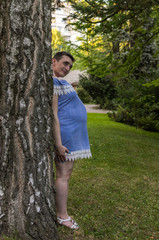 Husband set his head to his pregnant wife, hiding behind a tree, a funny prank