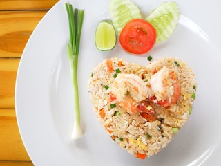  Thai food, shrimp fried rice, shrimp, sliced ​​cucumber slices, sliced ​​tomato slices, sliced ​​lemon, spring onions.