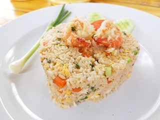  Thai food, shrimp fried rice, shrimp, sliced ​​cucumber slices, sliced ​​tomato slices, sliced ​​lemon, spring onions.