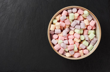 Obraz na płótnie Canvas Fluffy colorful marshmallows in a bowl
