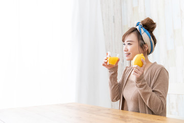 ルームウェアの女性