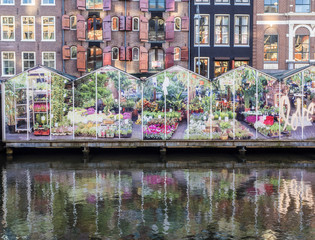 Mercado de tulipanes de Amsterdam reflejado en uno de los canales
