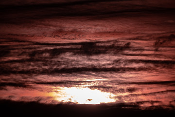 Sonnenuntergang mit r&ouml;tlichen Wolken
