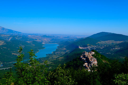 Il paesino di Monteferrante con il lago di Bomba sullo sfondo