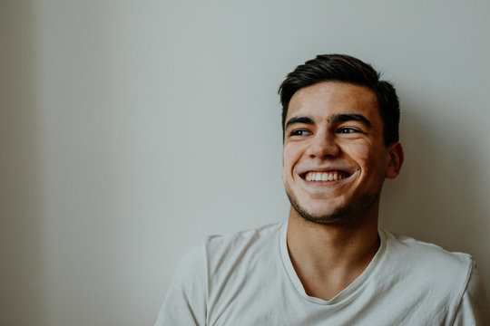 Junger Mann mit Pigmentst&ouml;rung, Vitiligo im Lifestyle Portrait 