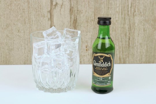 รูปภาพGlenfiddich – เลือกดูภาพถ่ายสต็อก เวกเตอร์ และวิดีโอ245 | Adobe Stock