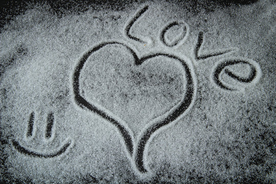 heart, word love, smiley, sugar are depicted on a black background, день святого Валентина