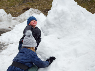 Fototapeta na wymiar winter fun. cheerful child in a hat plays snowballs