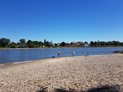 Sommerspa&szlig; am Ufer des Rheins vor Kaiserswerth
