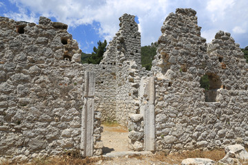 Fototapeta na wymiar Old ruined house in ancient city Olympos