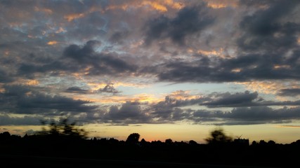 Dramatischer Sonnenuntergang nach einem schönen Sommertag