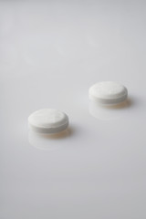 pastiglie  su sfondo bianco 