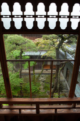 日本家屋の窓から見た庭園
