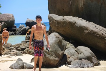 Jeune homme qui sort de l'eau