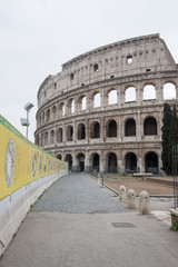 Naklejka premium Colosseo a Roma senza turisti