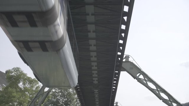 Schwebebahn von unten