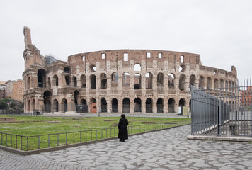 Obraz na płótnie Canvas Colosseo a Roma con nessuno davanti