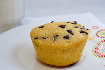 Vanilla muffin with chocolate sparks and milk