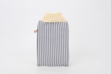 Color striped washcloth gloves can be used to clean the back conveniently