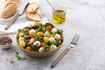 Salad with mozzarella, spinach and cherry tomatoes. Healthy eating. Vegetarian dish