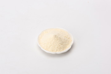 The baby's milk powder is packed in wooden plates, facing the sun under the windowsill