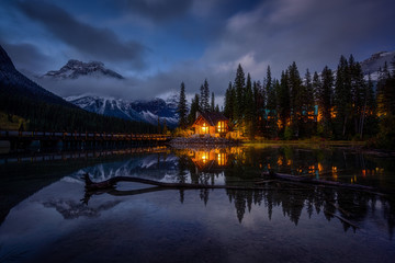 Fototapeta na wymiar Emerald Lake Banff, Alberta Kanada travel destination in night
