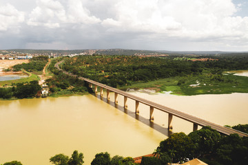 Vista áerea de un puente sobre un río