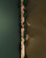 Vista aérea carretera solitaria en el agua 
