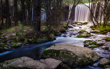 catarata de la presa del pardillo en rascafria madrid sierra