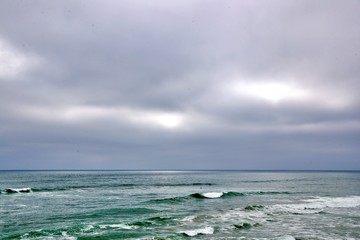 Grauer Himmel grüne See