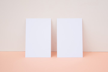 Mockup de Tarjetas de visita blancas sobre fondo de color